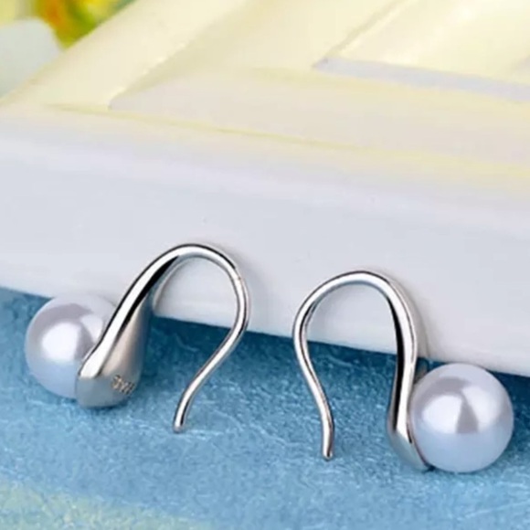 💎STUDIOGEMZ Sterling Silver White Pearl Slipper Earrings - Picture 2 of 5